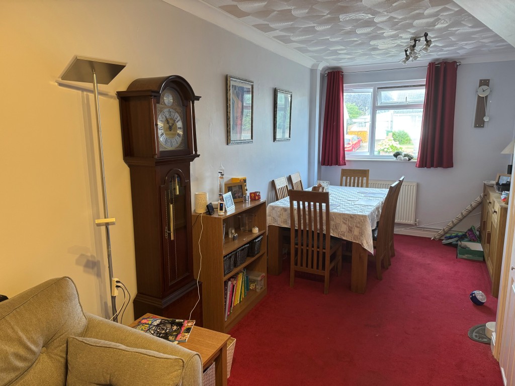 Lot: 89 - FREEHOLD FOUR STOREY MIXED COMMERCIAL AND RESIDENTIAL INVESTMENT - Dining Area in the Maisonette